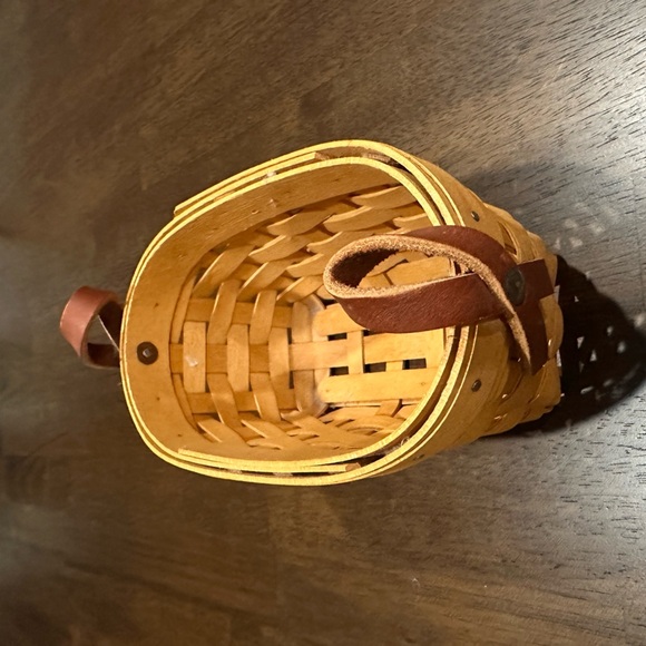 Longaberger 2005 American Cancer Society Basket with Leather Cancer Ribbons - Picture 5 of 5